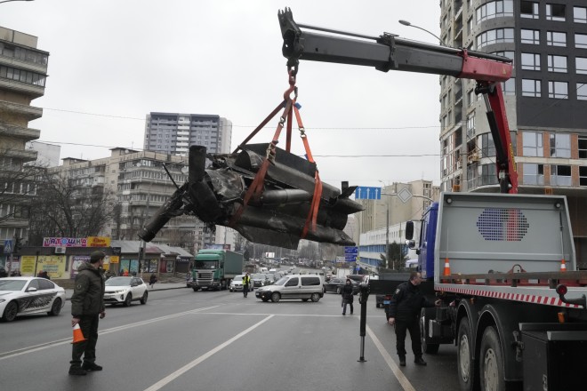 Μαζεύουν πυραύλους από τους δρόμους του Κιέβου- φωτογραφία ΑΡ