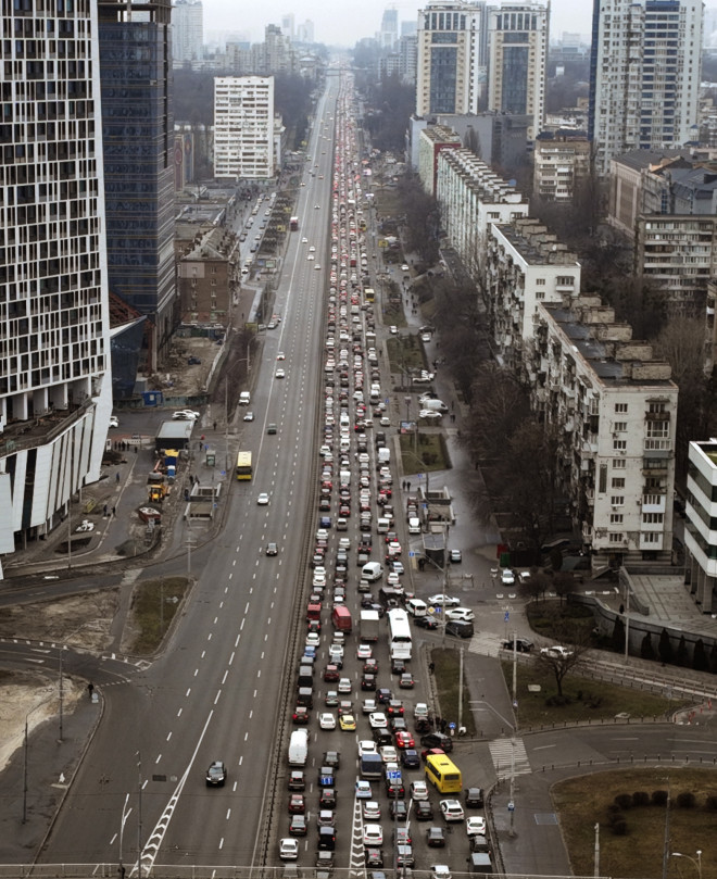 Πλήθος κόσμου προσπαθεί να εγκαταλείψει το Κίεβο