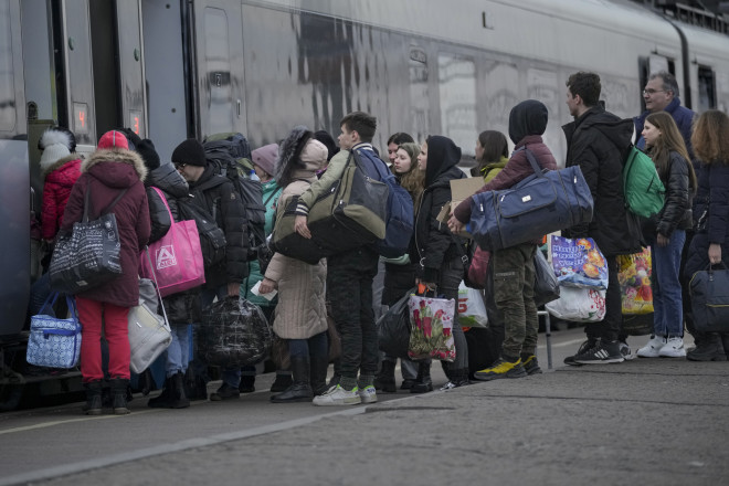 πλήθος αμάχων φεύγουν από την Ουκρανία