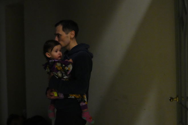Ουκρανία πατέρας με μωρό στο καταφύγιο