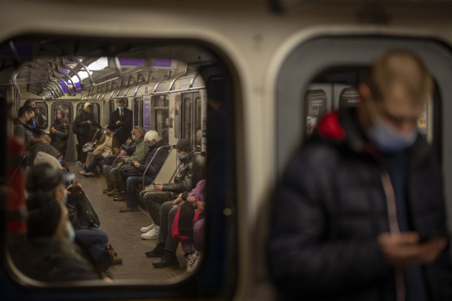 Ουκρανοί πέρασαν τη νύχτα στα καταφύγια στο μετρό