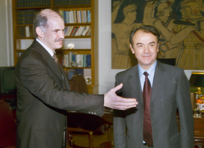 Ο Δημήτρης Τσοβόλας με τον τότε υπουργό Εξωτερικών, Γιώργο Α. Παπανδρέου-  φωτογραφία Eurokinissi