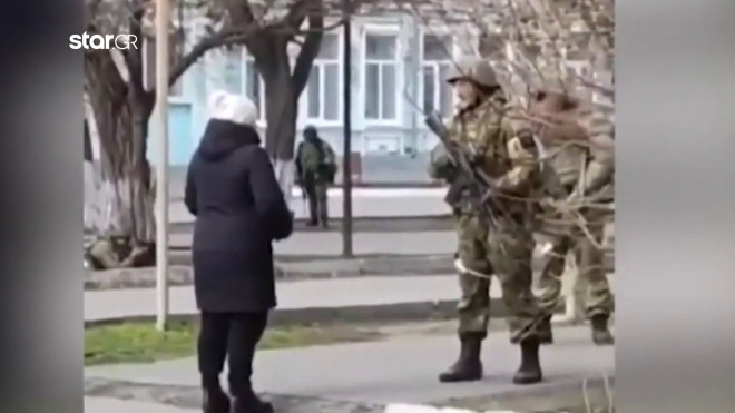 γιαγιά από την Ουκρανία βρίζει Ρώσο στρατιώτη