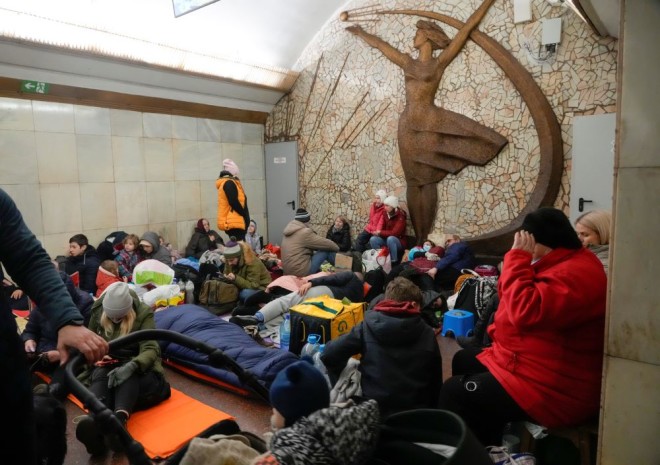 Πολίτες σε καταφύγιο ανάγκης στην Ουκρανία
