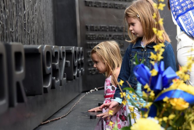 Παιδιά στο μνημείο του Μεγάλου Λιμού στην Ουκρανία