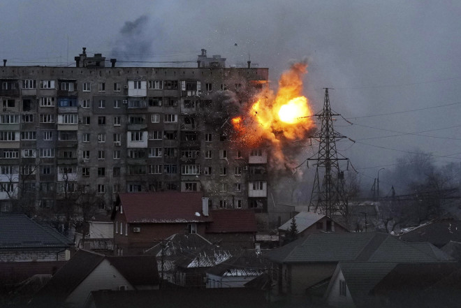 Ουκρανία - βομβαρδισμός κτιρίου στην Μαριούπολη