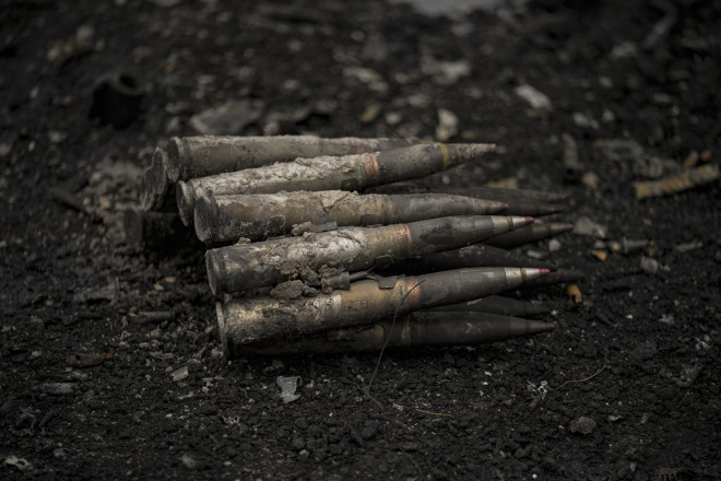 Πυρομαχικά μεγάλου διαμετρήματος βρίσκονται στο έδαφος δίπλα σε ένα κατεστραμμένο ρωσικό τανκ στο Irpin, στα περίχωρα του Κιέβου της Ουκρανίας