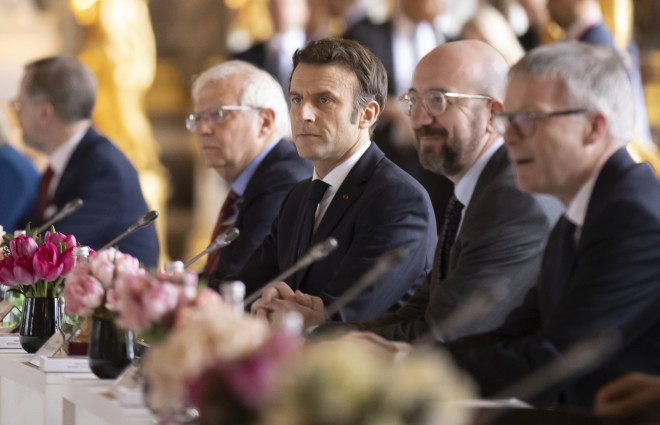 Ο Γάλλος Πρόεδρος Εμανουέλ Μακρόν, στο κέντρο, πλαισιωμένος από τον Πρόεδρο του Ευρωπαϊκού Συμβουλίου Σαρλ Μισέλ, , και τον Ύπατο Εκπρόσωπο της Ευρωπαϊκής Ένωσης για Εξωτερικές Υποθέσεις και Πολιτική Ασφάλειας Ζοζέπ Μπορέλ. Παρευρίσκονται σε μια άτυπη σύνοδο κορυφής της ΕΕ στο Chateau de Versailles στις Βερσαλλίες