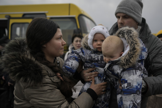 Μια οικογένεια που εγκατέλειψε το σπίτι της έφτασε σε σημείο διαλογής στο Κίεβο της Ουκρανίας