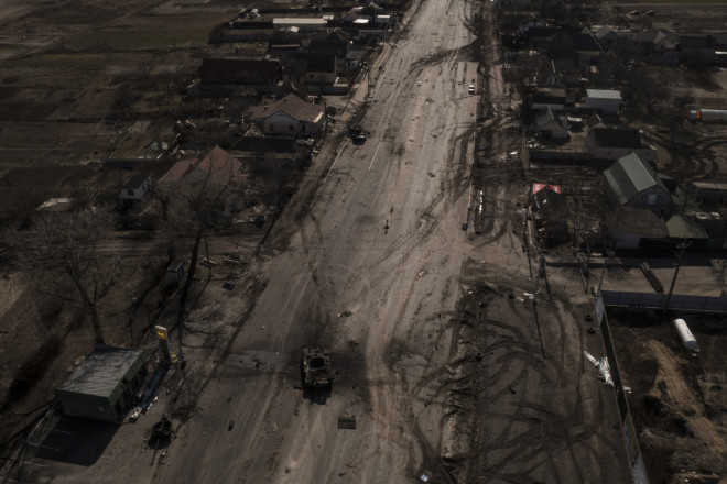 Κατεστραμμένα ρωσικά τανκς  σε κεντρικό δρόμο μετά από μάχες κοντά στο Brovary, βόρεια του Κιέβου