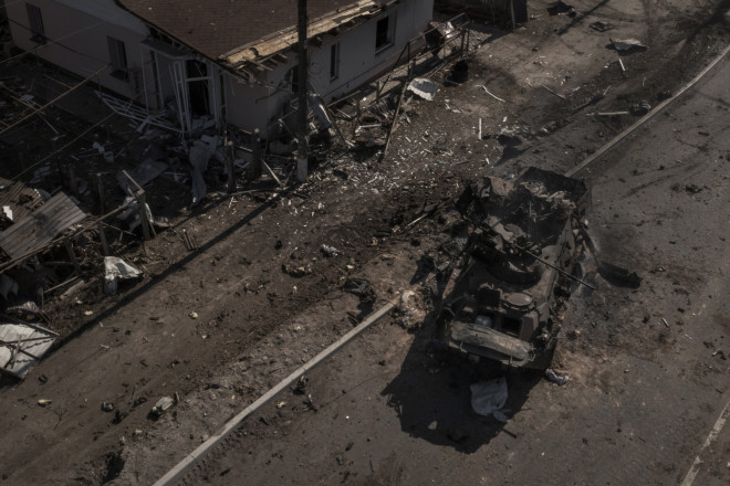 Κατεστραμμένα ρωσικά τανκς  σε κεντρικό δρόμο μετά από μάχες κοντά στο Brovary, βόρεια του Κιέβου