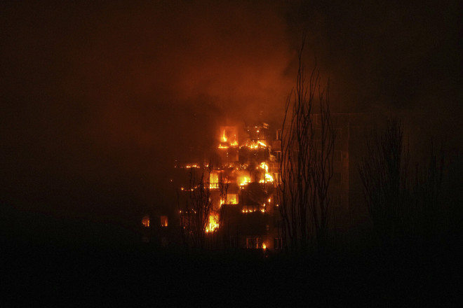 Φωτιά καίει μια πολυκατοικία μετά τον βομβαρδισμό μιας κατοικημένης περιοχής στη Μαριούπολη της Ουκρανίας, Παρασκευή 11 Μαρτίου 2022.