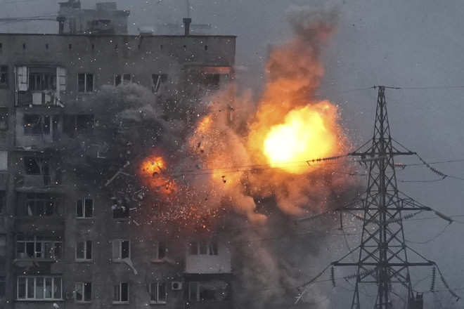 Έκρηξη σε πολυκατοικία που δέχτηκε πυρά από άρμα του ρωσικού στρατού στη Μαριούπολη της Ουκρανίας, Παρασκευή 11 Μαρτίου 2022.