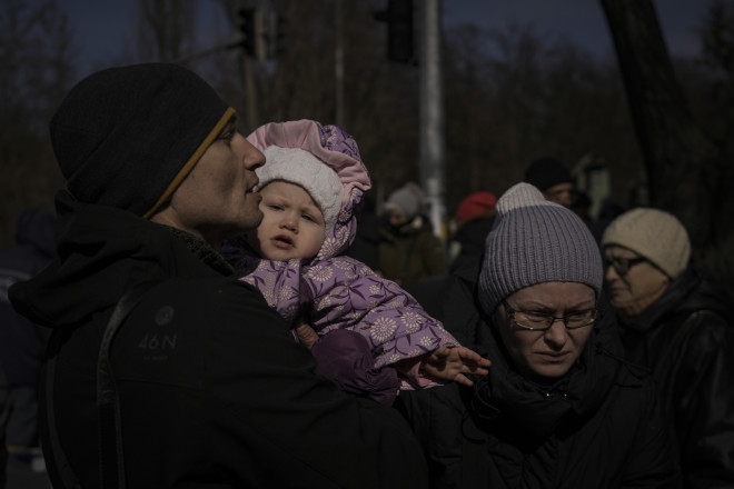 Πρόσφυγες περιμένουν να επιβιβαστούν σε τρένο για να εγκαταλείψουν το Κίεβο
