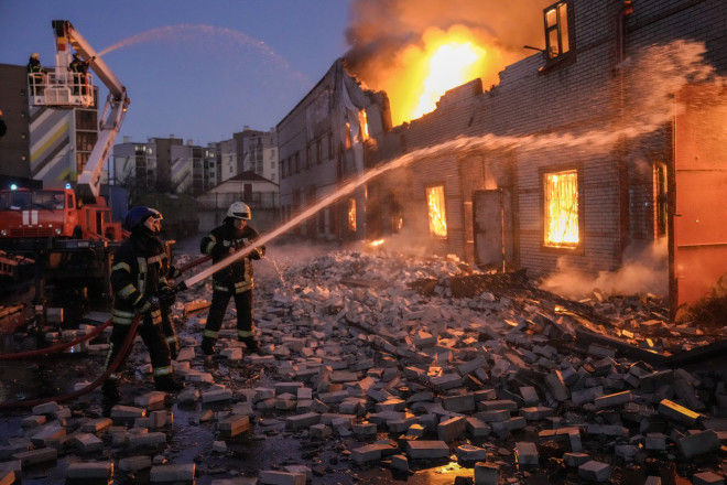 πυροσβέστες σβήνουν φωτιά στην Ουκρανία