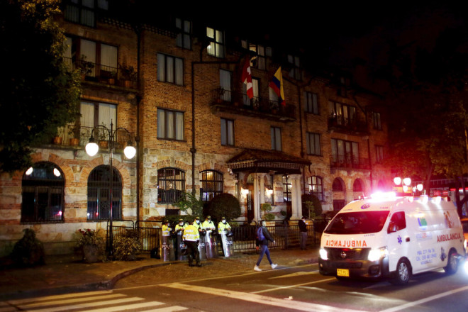 Αστυνομικοί έξω από το ξενοδοχείο της Μπογκοτά όπου βρέθηκε νεκρός ο Τέιλορ Χόκινς     