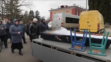 Κηδεία θύματος της ρωσικής εισβολής με το φέρετρο σε φορτηγό   