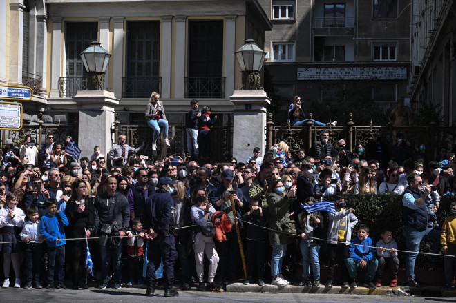 Κόσμος που παρακολουθεί τη φετινή παρέλαση για την επέτειο της 25ης Μαρτίου/EUROKINISSI