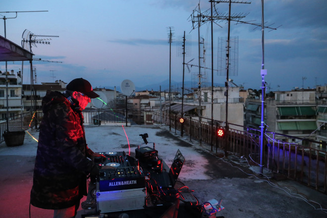 DJ παίζει μουσική στην ταράτση πολυκατοικίας στη Λάρισα  (EUROKINISSI/ΛΕΩΝΙΔΑΣ ΤΖΕΚΑΣ) 18/03/2020 