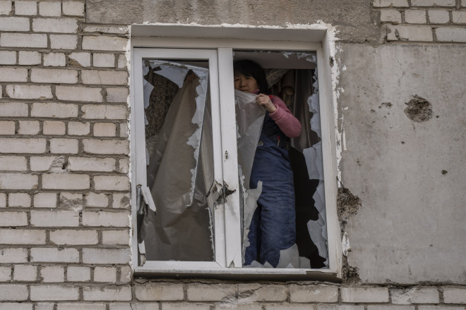 γυναίκα σε σπίτι στην Ουκρανία