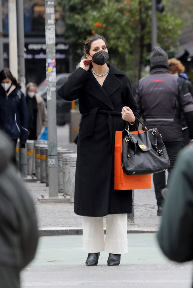 Η Σταματίνα Τσιμτσιλή με μάσκα βγήκε για ψώνια