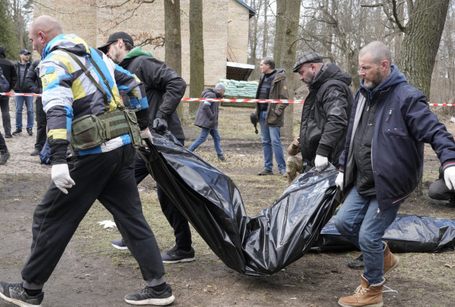 Οι αρχές μεταφέρουν τα πτώματα αμάχων στη Μπούτσα της Ουκρανίας