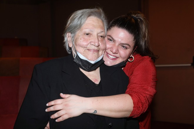 Η Δανάη Μπάρκα με τη γιαγιά της, Τούλα