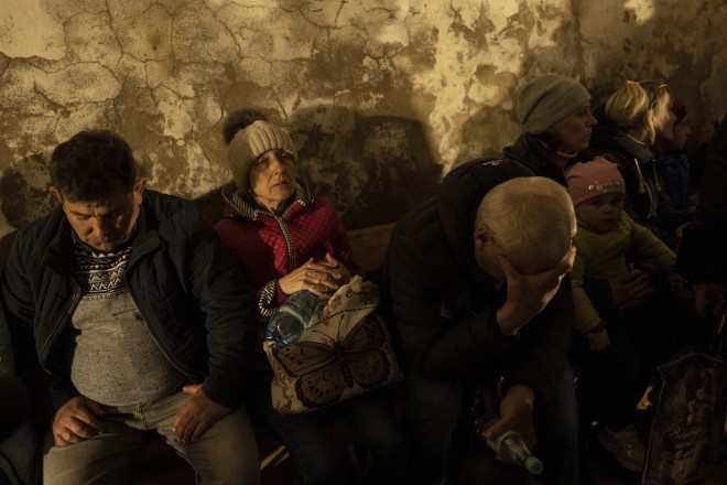 Οι άνθρωποι κρύβονται σε ένα υπόγειο μιας εκκλησίας που χρησιμοποιείται ως καταφύγιο βομβών μετά τη φυγή από κοντινά χωριά που έχουν δεχθεί επίθεση από τον ρωσικό στρατό, στην πόλη Bashtanka, στην περιοχή Mykolaiv, Ουκρανία, την Πέμπτη, 31 Μαρτίου 2022.