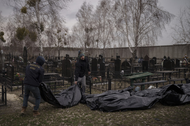 Οι αρχές προσπαθούν να μαζέψουν τα πτώματα αμάχων στην Ουκρανία