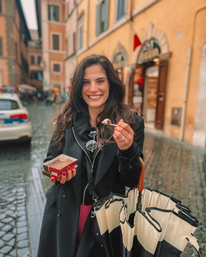 Η Χριστίνα Μπόμπα τρώει τιραμισού στη Ρώμη