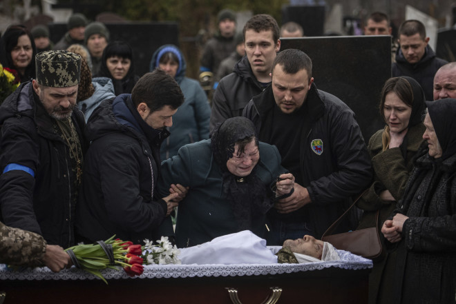 Μια γυναίκα κλαίει στην κηδεία του άντρα της που σκοτώθηκε στον πόλεμο στην Ουκρανία