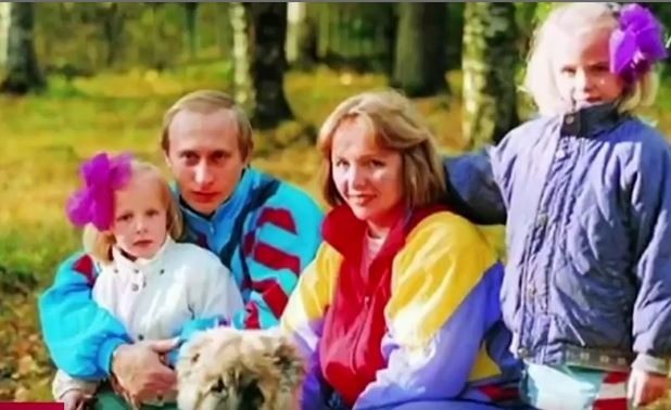 Σπάνια φωτογραφία του Ρώσου Πρόεδρου Βλαντιμίρ Πούτιν με τις δύο κόρες του και την πρώτη του σύζυγο