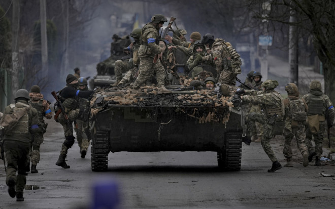 Πλήθος στρατιωτών σε ουκρανικό τανκ 