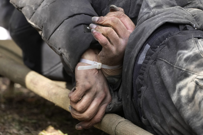 Φωτογραφία από τα δεμένα χέρια ενός νεκρού στην Ουκρανία 