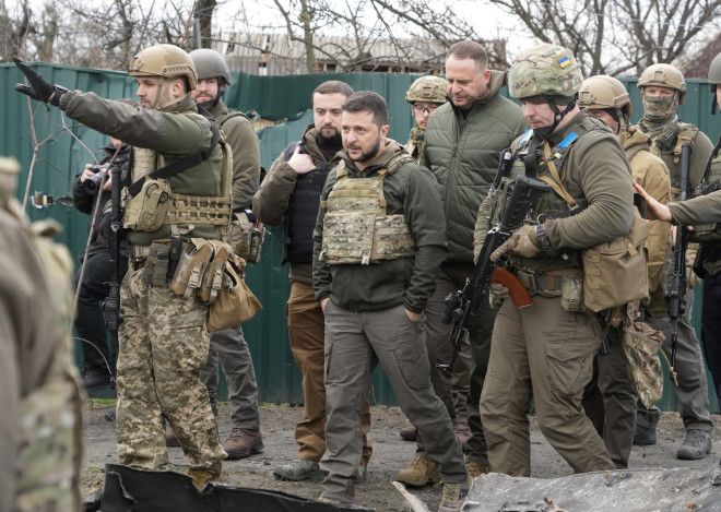 Ο Ζελένσκι μαζί με Ουκρανούς στρατιώτες