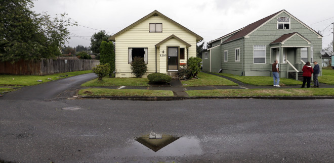 Η φωτογραφία δείχνει το σπίτι της παιδικής ηλικίας του Kurt Cobain, του αείμνηστου frontman των Nirvana, αριστερά, σε ένα δρομάκι στο Aberdeen, Wash(AP Photo/Elaine Thompson)