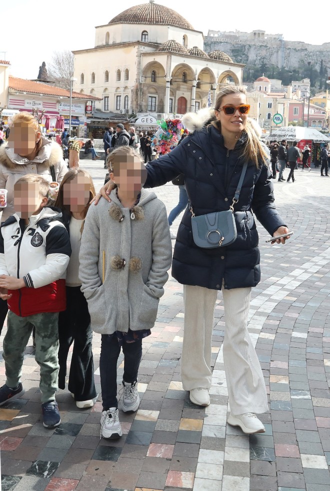 Μαριέττα Χρουσαλά: Η casual εμφάνιση με τα παιδιά της στο Μοναστηράκι