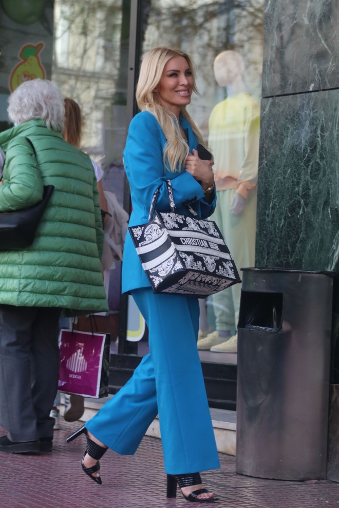Κατερίνα Καινούργιου: Με total μπλε κοστούμι στο κέντρο της Αθήνας 