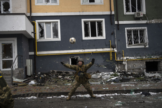 Ένας στρατιώτης παίζει ποδόσφαιρο στο πεδίο της μάχης στην Ουκρανία 