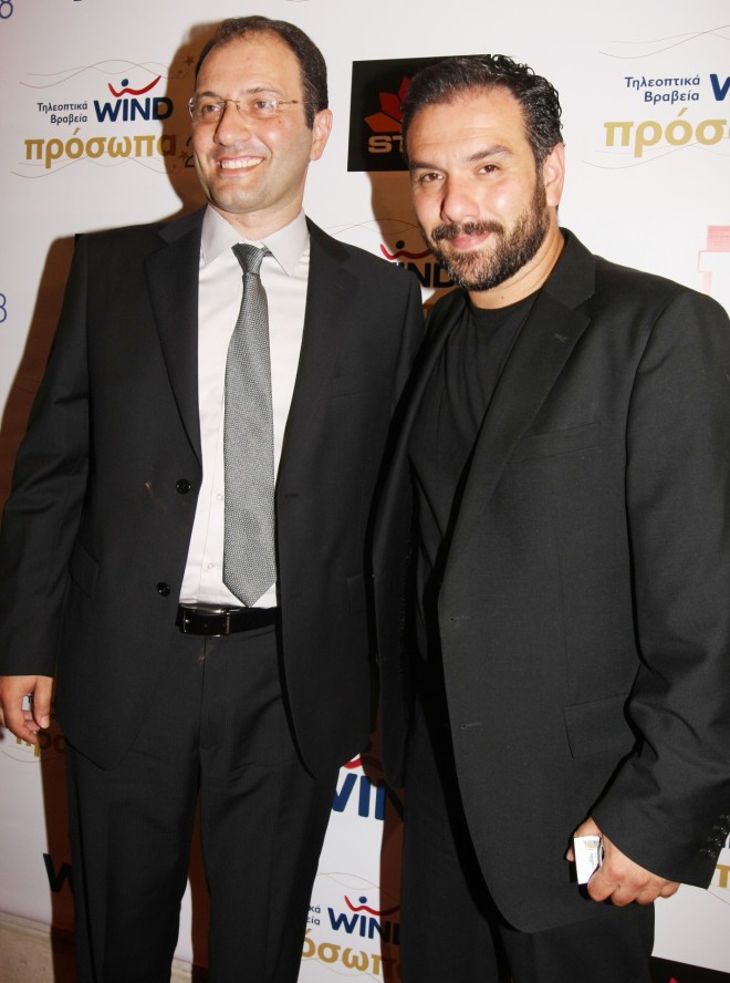 Ο Σάκης Αρναούτογλου με τον Γρηγόρη Αρναούτογλου σε παλιότερη εκδήλωση το 2008
