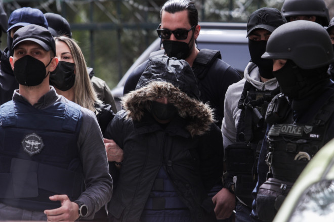 Η Ρούλα Πισπιρίγκου συνοδευόμενη από αστυνομικούς στα δικαστήρια