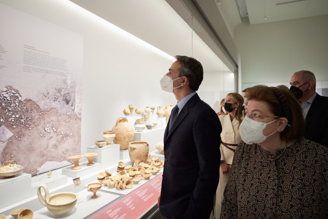 Ο Κυριάκος Μητσοτάκης και η Λίνα Μενδώνη στο νέο αρχαιολογικό μουσείο Χανίων