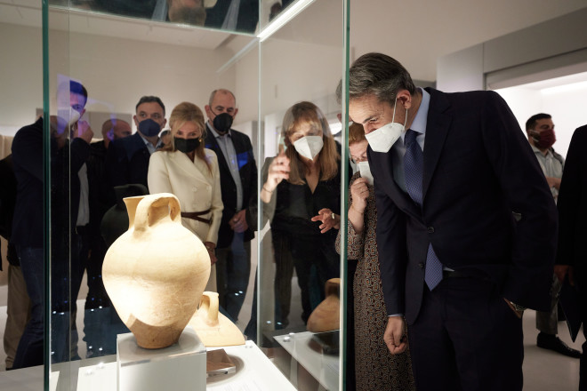 Ο Κυριάκος Μητσοτάκης και η Λίνα Μενδώνη στο νέο αρχαιολογικό μουσείο Χανίων