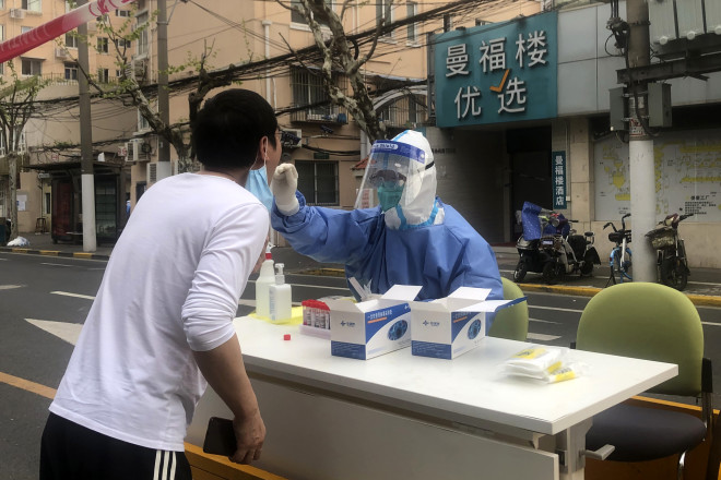 Ένας άνθρωπος κάνει τεστ κορωνοϊού στη Σανγκάη 