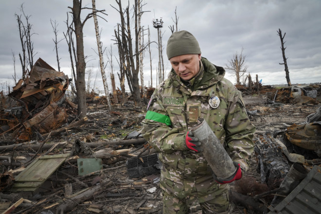 Ουκρανός στρατιώτης μαζεύει πυρομαχικά
