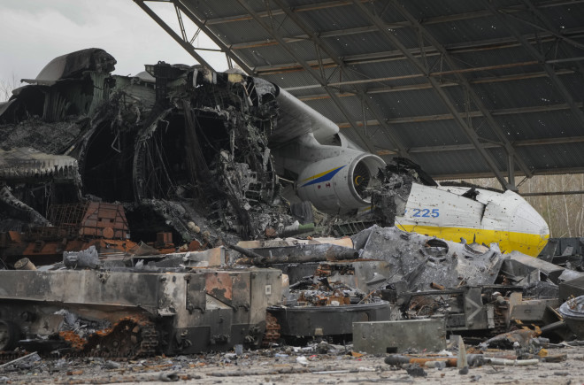 Κατεστραμμένο αεροσκάφος μετά από βομβαρδισμό στην Ουκρανία