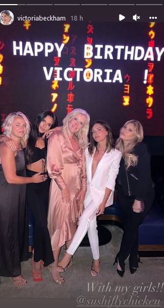 Η Victoria φωτογραφήθηκε αγκαλιά με τους φίλους της