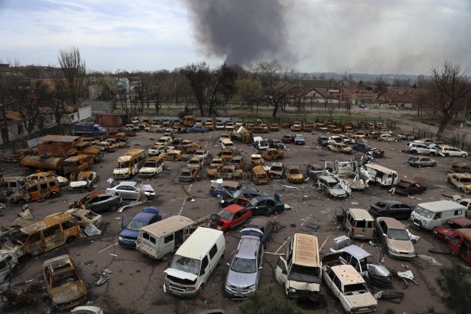 Οι Ρώσοι χτυπούν αλύπητα την Μαριούπολη στην Ουκρανία 