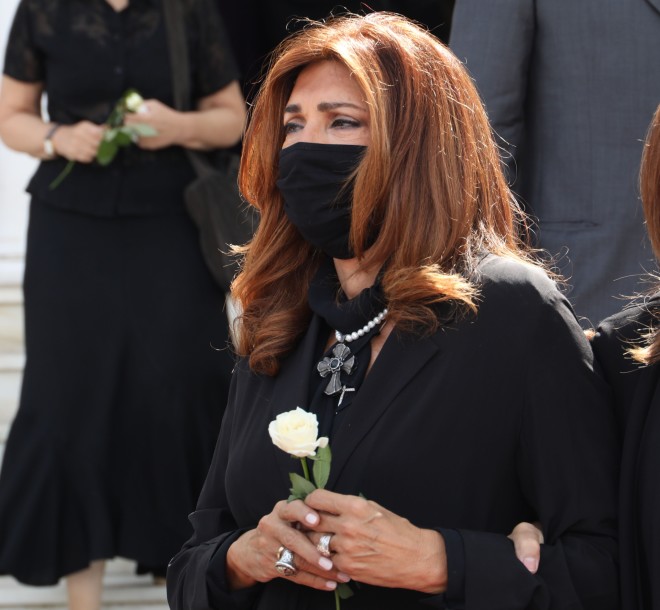 Η Μιμή Ντενίση στην κηδεία της μητέρας της, Μαρίας, τον Σεπτέμβριο του 2022