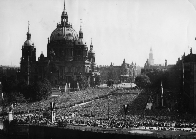  Χιλιάδες άνθρωποι συνωστίζονται στο "Lustgarten" (Κήπος της Απόλαυσης) στο Βερολίνο της Γερμανίας, το πρωί της 1ης Μαΐου στους εορτασμούς του 1934. Στα αριστερά είναι ο μνημειώδης καθεδρικός ναός "Berliner Dom". (Φωτογραφία AP)